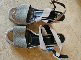 Sandalias plataforma malla beige y plata