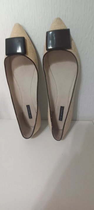 Zapatos Zara Beige Hebilla Negra Cuadrada