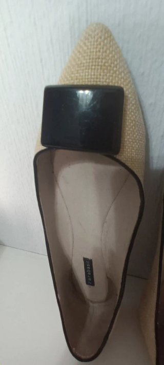 Zapatos Zara Beige Hebilla Negra Cuadrada