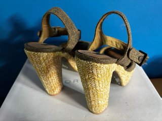 Sandália Salto Bege/Castanho