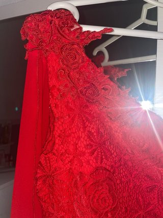 Vestido de fiesta rojo asimétrico