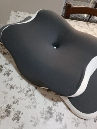 Cuscino cervicale ergonomico grigio e bianco