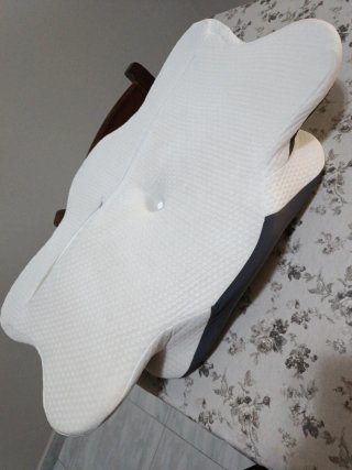 Cuscino cervicale ergonomico grigio e bianco