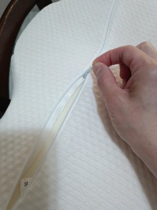 Cuscino cervicale ergonomico grigio e bianco