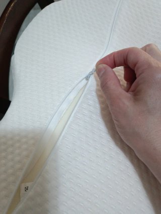 Cuscino cervicale ergonomico grigio e bianco