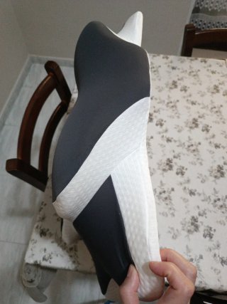 Cuscino cervicale ergonomico grigio e bianco