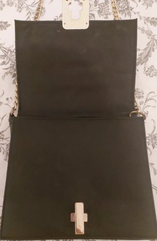 Bolso Negro Elegante con Detalle Serpiente