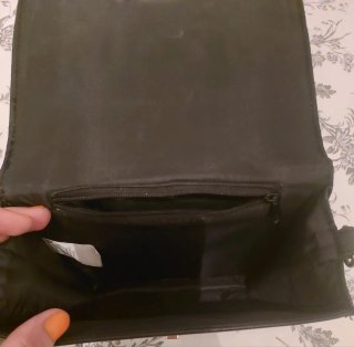 Bolso Negro Elegante con Detalle Serpiente