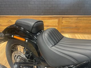 Harley-Davidson Street Bob 117 Negra