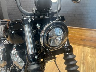 Harley-Davidson Street Bob 117 Negra