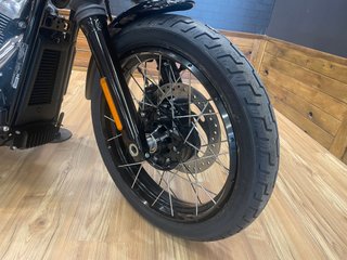 Harley-Davidson Street Bob 117 Negra