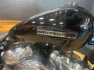Harley-Davidson Street Bob 117 Negra