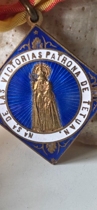 Medalla esmaltada de nuestra señora de la victoria