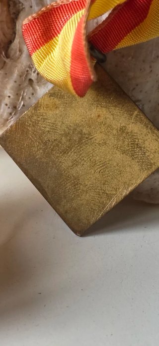 Medalla esmaltada de nuestra señora de la victoria