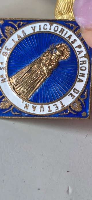 Medalla esmaltada de nuestra señora de la victoria