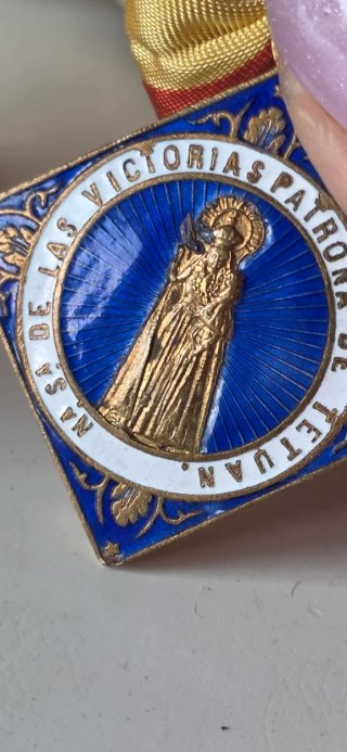 Medalla esmaltada de nuestra señora de la victoria