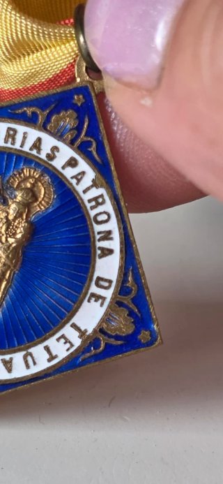 Medalla esmaltada de nuestra señora de la victoria