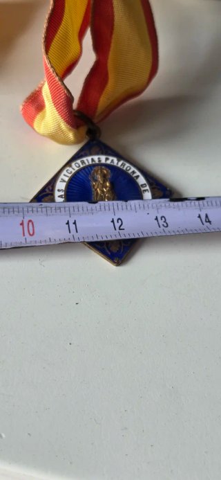 Medalla esmaltada de nuestra señora de la victoria