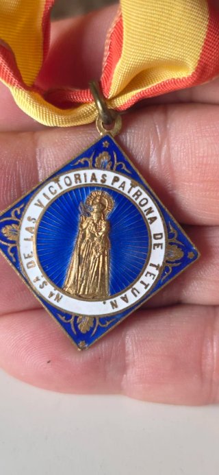 Medalla esmaltada de nuestra señora de la victoria