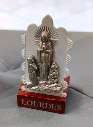 Lotto oggettini religiosi Madonna di Lourdes