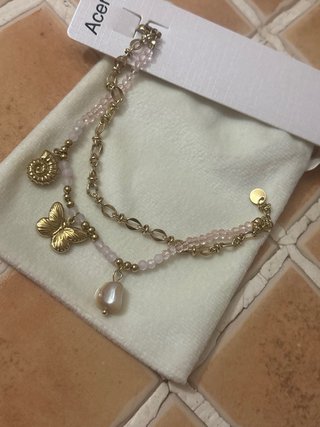 Pulseras doradas con mariposa y perla