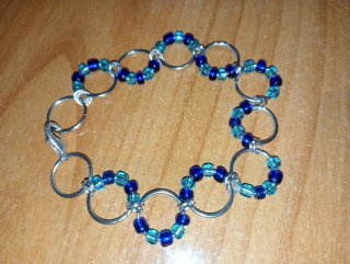 Pulseras y pendientes Azules y Plateadas
