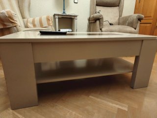Mesa de centro lacada beige con cristal