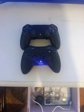 PlayStation 4 con 2 mandos