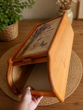Panera de madera con diseño de lavanda