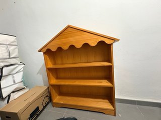 Estantería de madera barnizada a mano