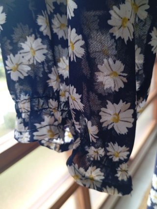 Vestido azul con estampado de margaritas
