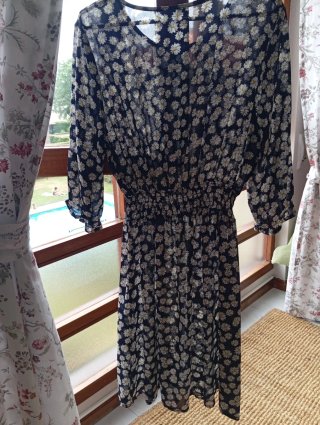Vestido azul con estampado de margaritas