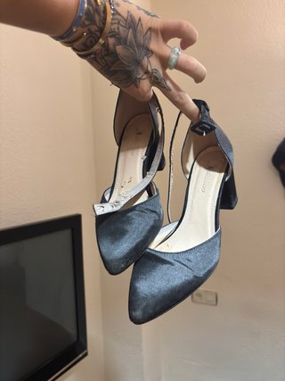 Tacones negros con pulsera