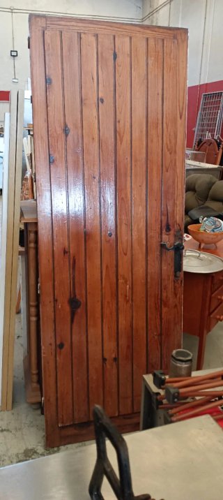 Portón de madera rústico