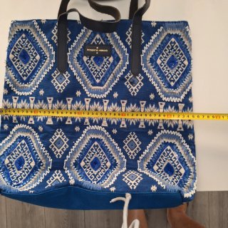 Bolso Roberto Verino azul y blanco
