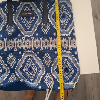 Bolso Roberto Verino azul y blanco