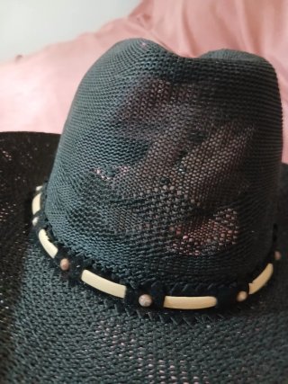 Cappello elegante nero stile cowboy