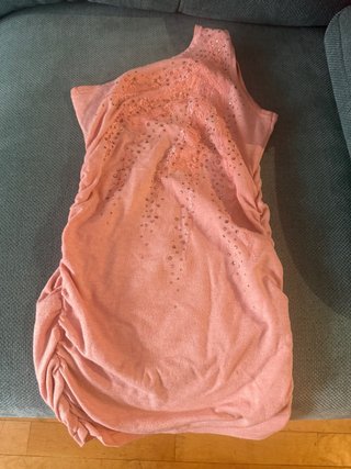 Vestido rosa de un hombro con pedrería