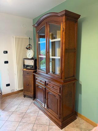 Vetrina credenza in legno con ante in vetro
