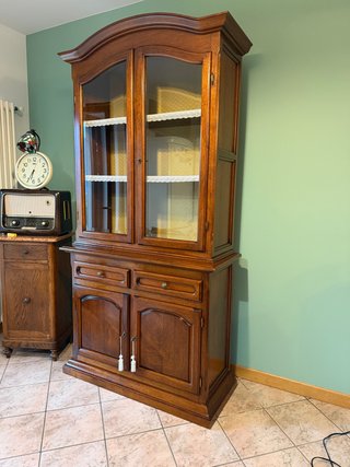 Vetrina credenza in legno con ante in vetro