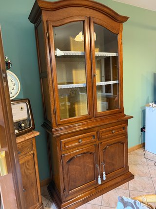 Vetrina credenza in legno con ante in vetro