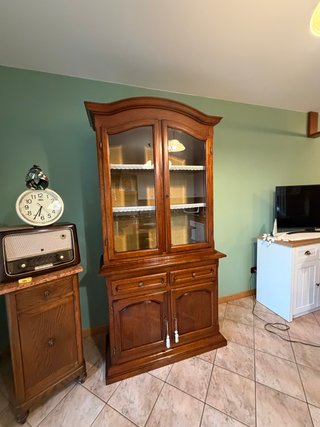 Vetrina credenza in legno con ante in vetro