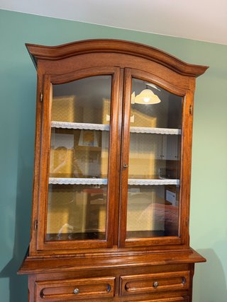 Vetrina credenza in legno con ante in vetro