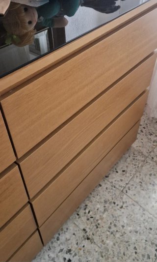 Cajonera/cómoda de madera Ikea con cristal.