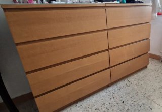 Cajonera/cómoda de madera Ikea con cristal.
