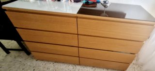 Cajonera/cómoda de madera Ikea con cristal.