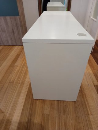 Escritorio blanco con cajones