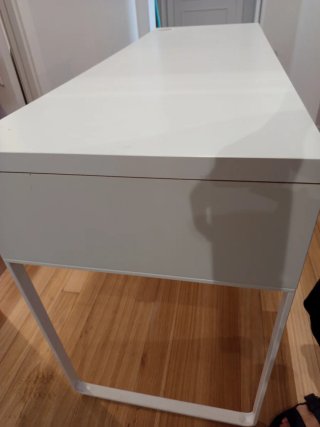 Escritorio blanco con cajones