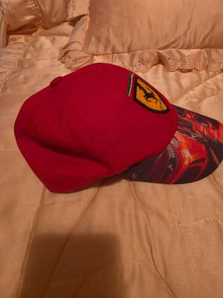 Gorra Ferrari Roja con Diseño de Coche
