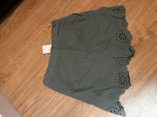 Pantalones cortos calados verdes